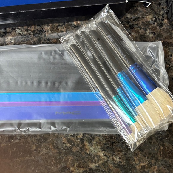 MAC Makeup Brush Set with Case new - Picture 1 of 4
